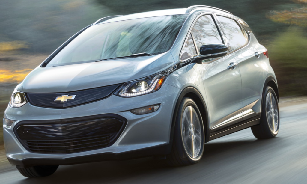 En Chevrolet Bolt EV kör nerför en landsväg. (AI text)