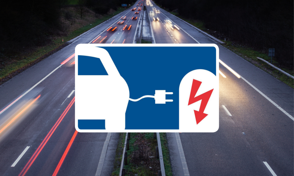 En bil kör nerför motorvägen med en skylt som säger "elbilar". (AI text)