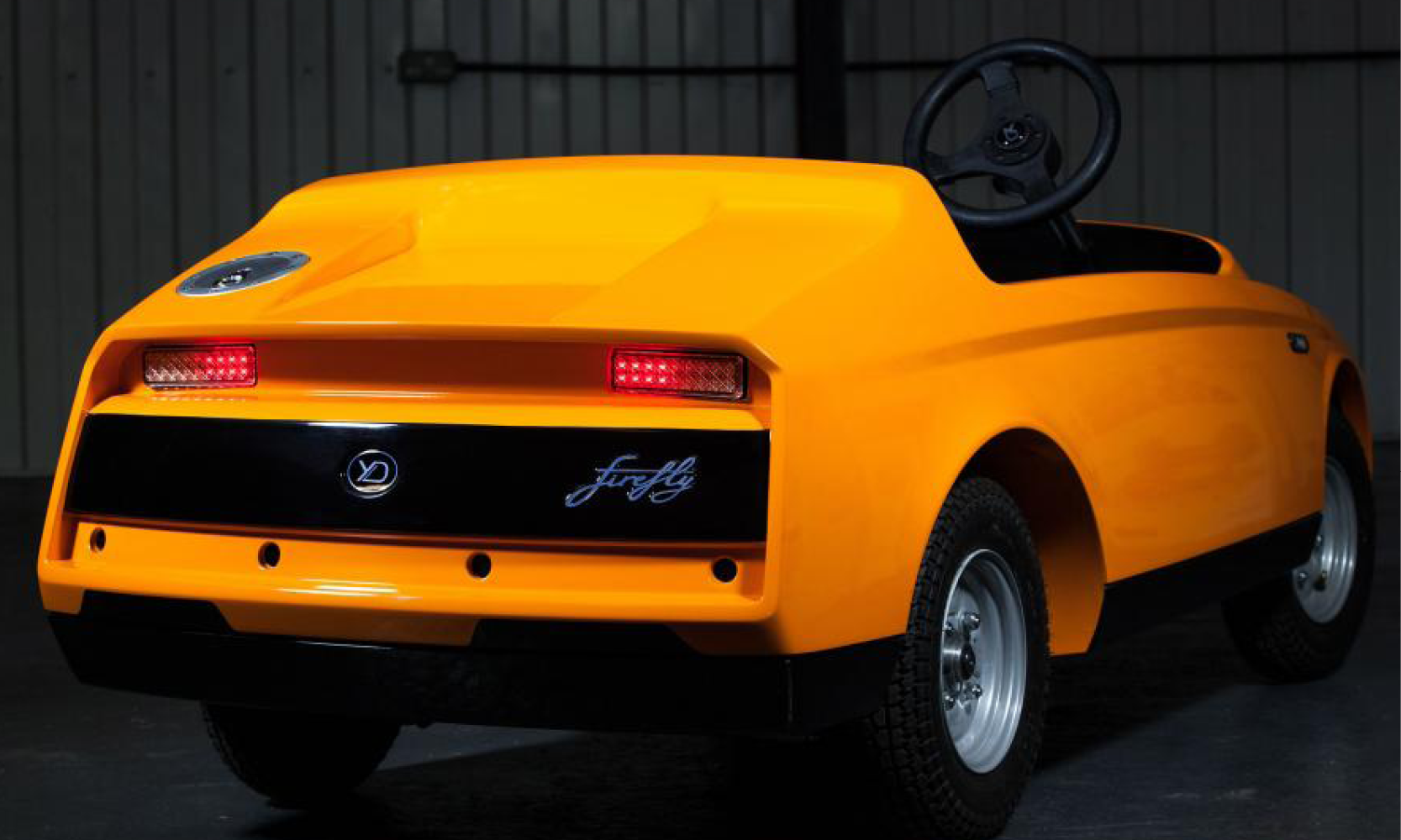 En bil i garaget. (AI text)