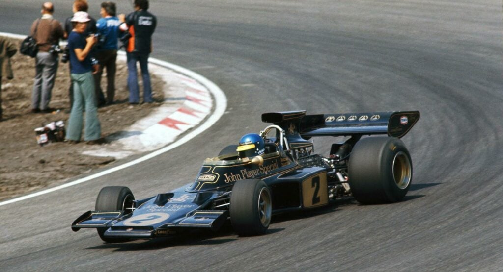 Full attack och med en svåröverträffad bilkontroll – sådan var Ronnie Petersons körstil. Här på Zandvoort-banan i Holland 1973. Notera fotografernas placering vid bankanten. FOTO: LAT Photographic