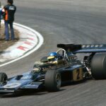 Full attack och med en svåröverträffad bilkontroll – sådan var Ronnie Petersons körstil. Här på Zandvoort-banan i Holland 1973. Notera fotografernas placering vid bankanten. FOTO: LAT Photographic