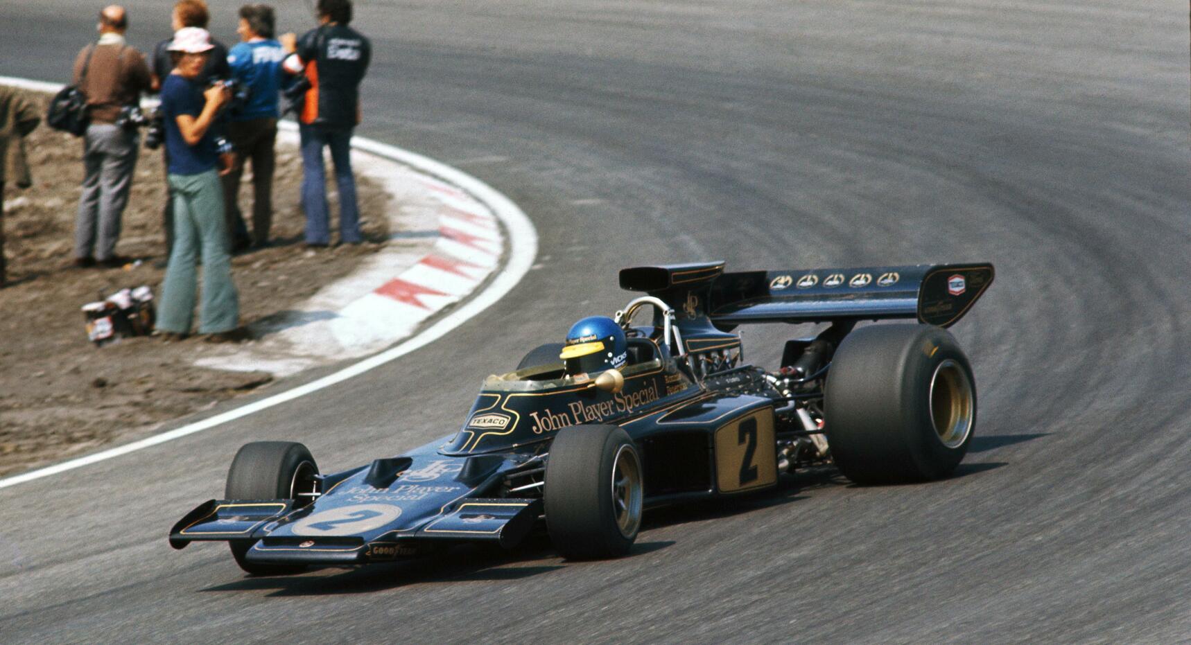 Full attack och med en svåröverträffad bilkontroll – sådan var Ronnie Petersons körstil. Här på Zandvoort-banan i Holland 1973. Notera fotografernas placering vid bankanten. FOTO: LAT Photographic
