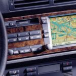 En bil med en instrumentbräda och ratt. (AI text)