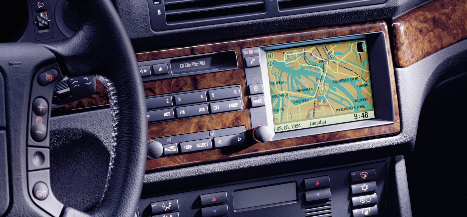 En bil med en instrumentbräda och ratt. (AI text)