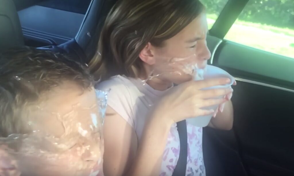 En familj är i en bil med ett barn i baksätet. (AI text)