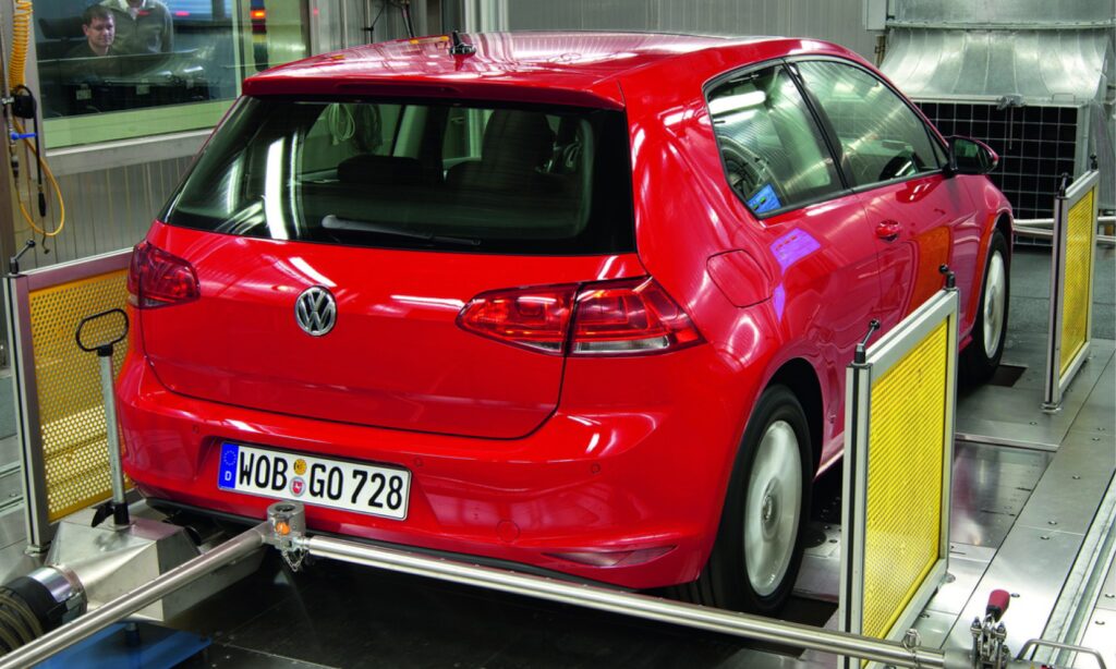 En Volkswagen Golf sätts ihop i en fabrik. (AI text)