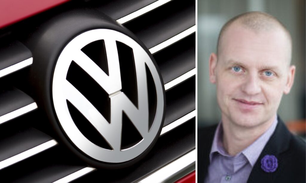 En man i kostym tillsammans med Volkswagen-logotyp. (AI text)