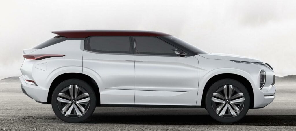 den nya mitsubishi-ikväll bil visas i bakgrunden (AI text)