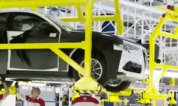En bil sätts ihop i en fabrik. (AI text)