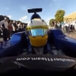 En racerbil kör nedför en gata. (AI text)