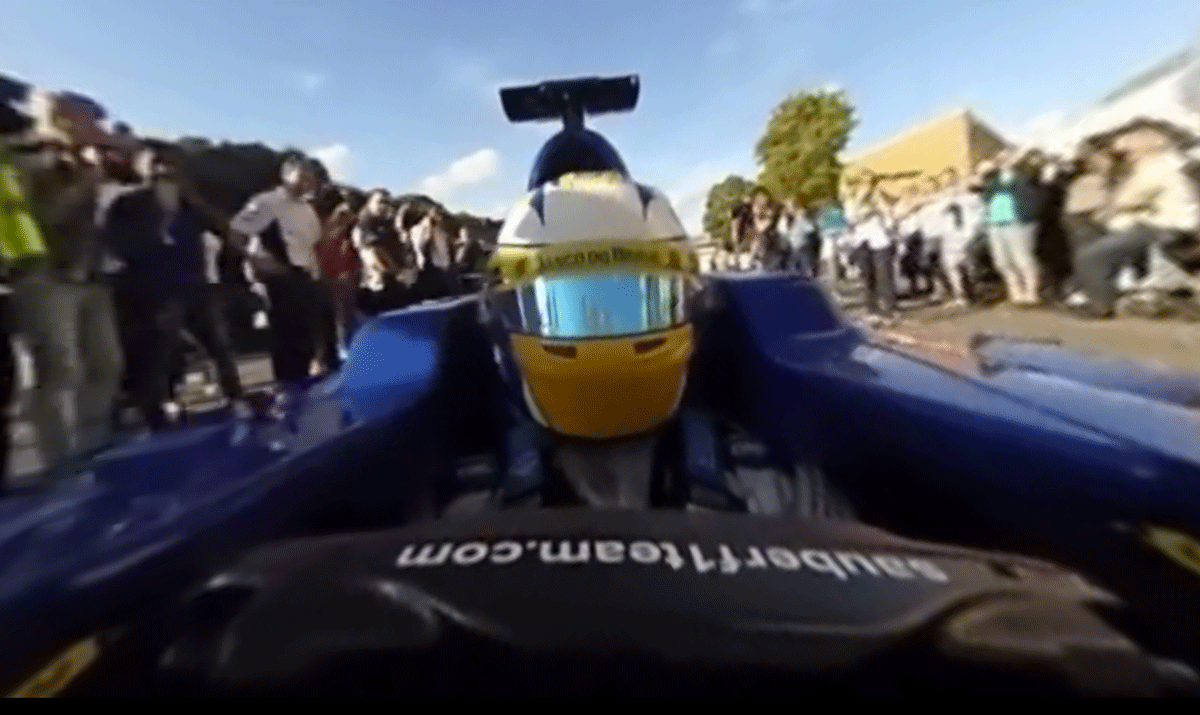 En racerbil kör nedför en gata. (AI text)