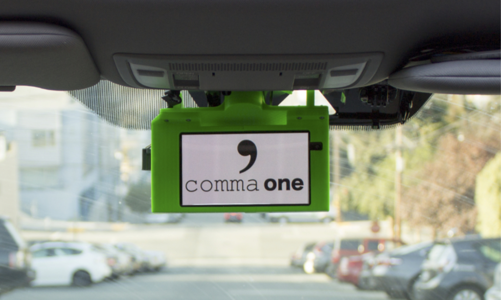 En bil med en grönskärm på instrumentbrädan (AI text)