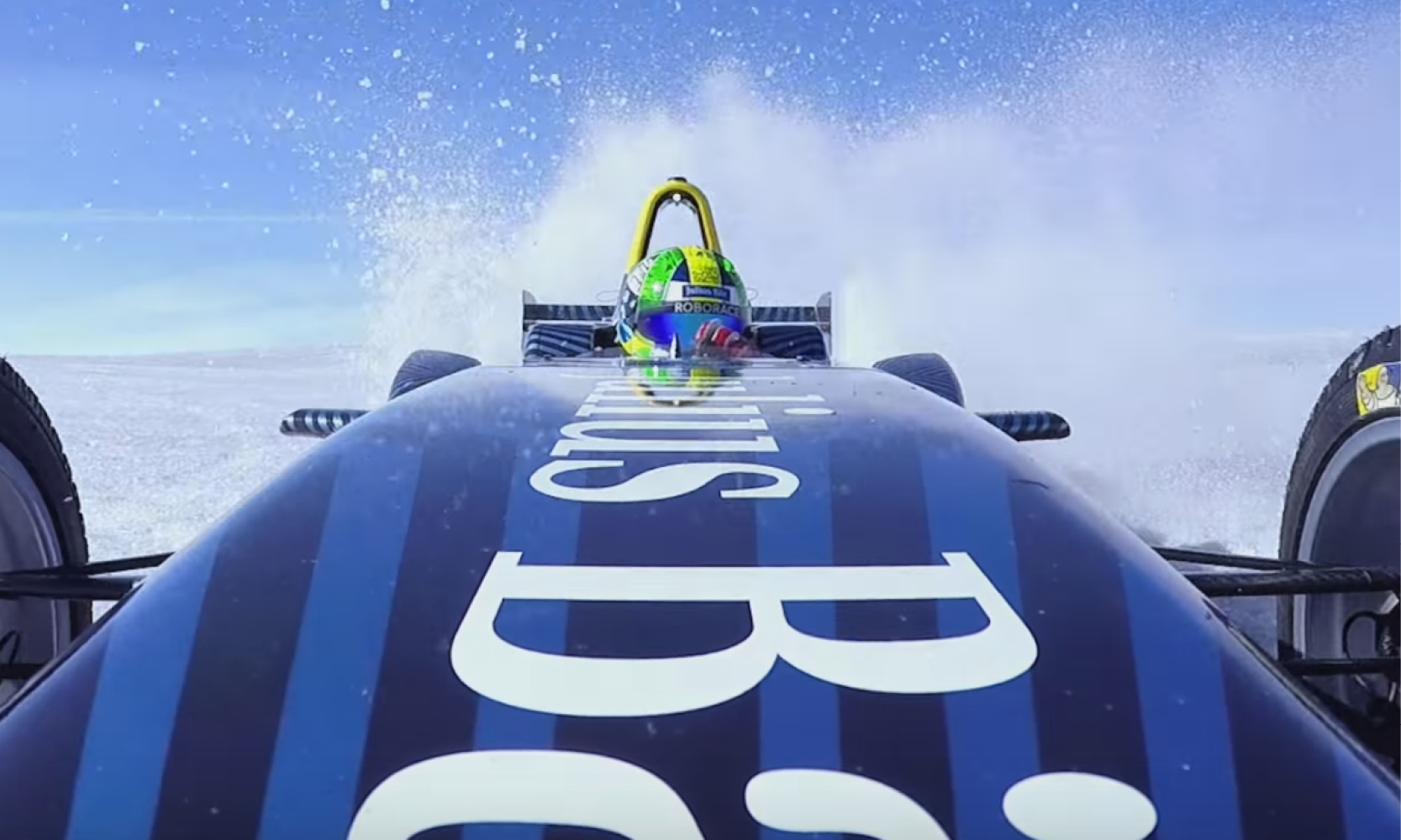 En racebil kör genom snön. (AI text)