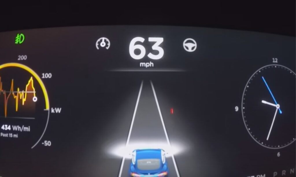 En bilinstrumentbräda med en klocka och en hastighetsmätare. (AI text)