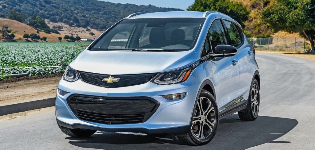 Chevrolet Bolt EV kör längs en landsväg. (AI text)