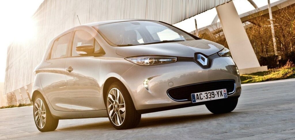 en silver bil kör nedför en gata (AI text)