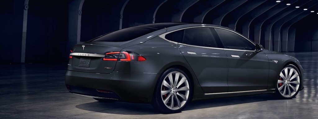 En Tesla Model S parkerad i en mörk garage. (AI text)