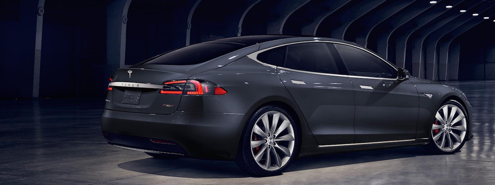 En Tesla Model S parkerad i en mörk garage. (AI text)