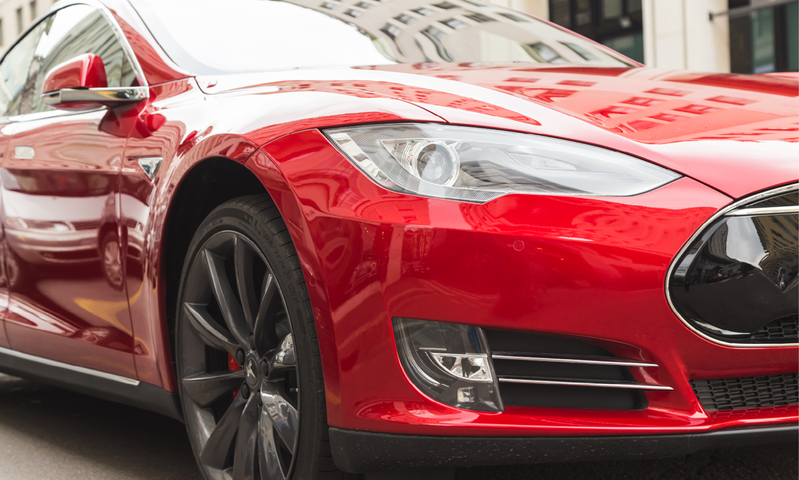 En Tesla Model S parkerad på en stadsgata. (AI text)