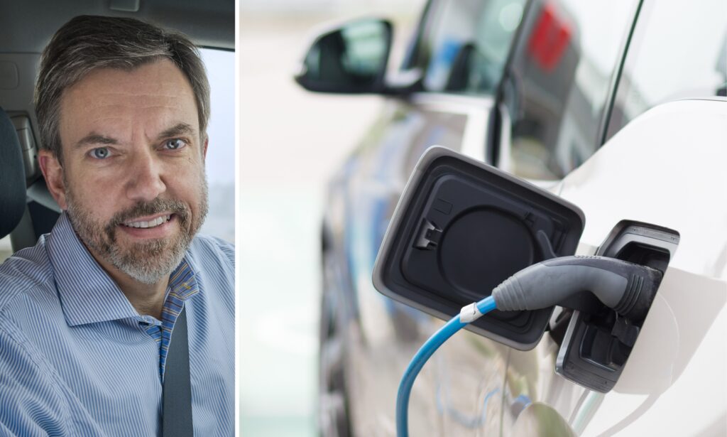 En man laddar sin bil med en el-laddare. (AI text)