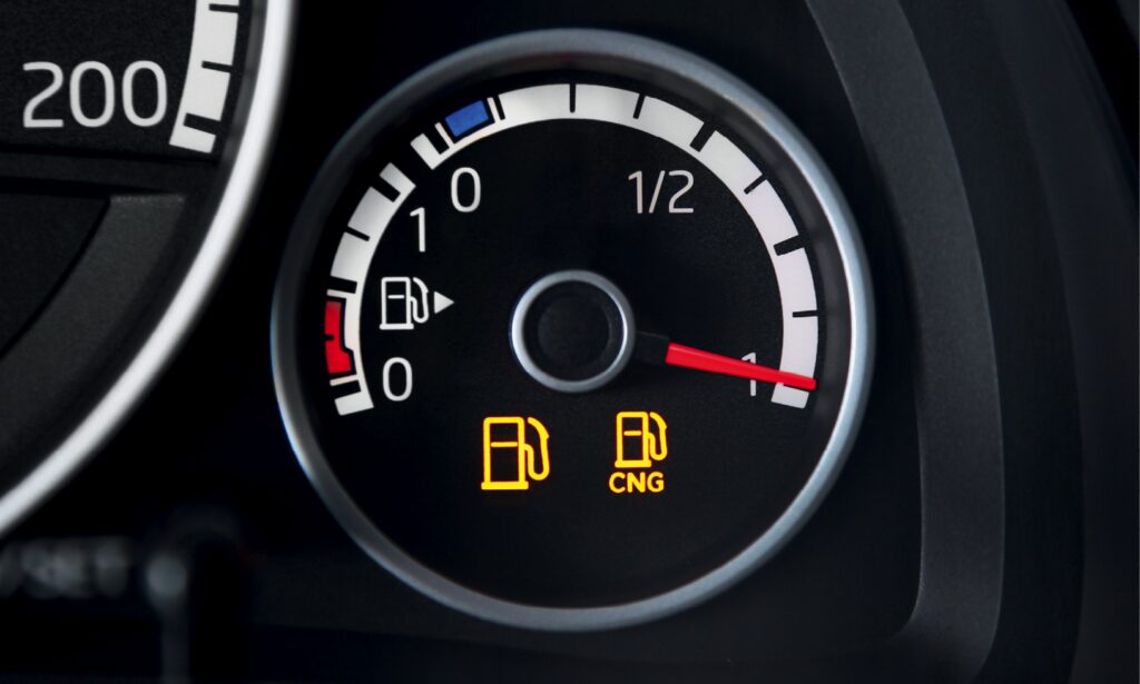 En bilinstrumentbräda med en bränsleindikator och en varvtalsmätare. (AI text)