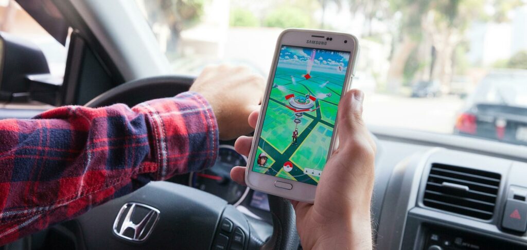 Användaren måste själv "godkänna" att han inte kör när Pokémon Go används i bil... FOTO: Stellalevi/iStockPhoto