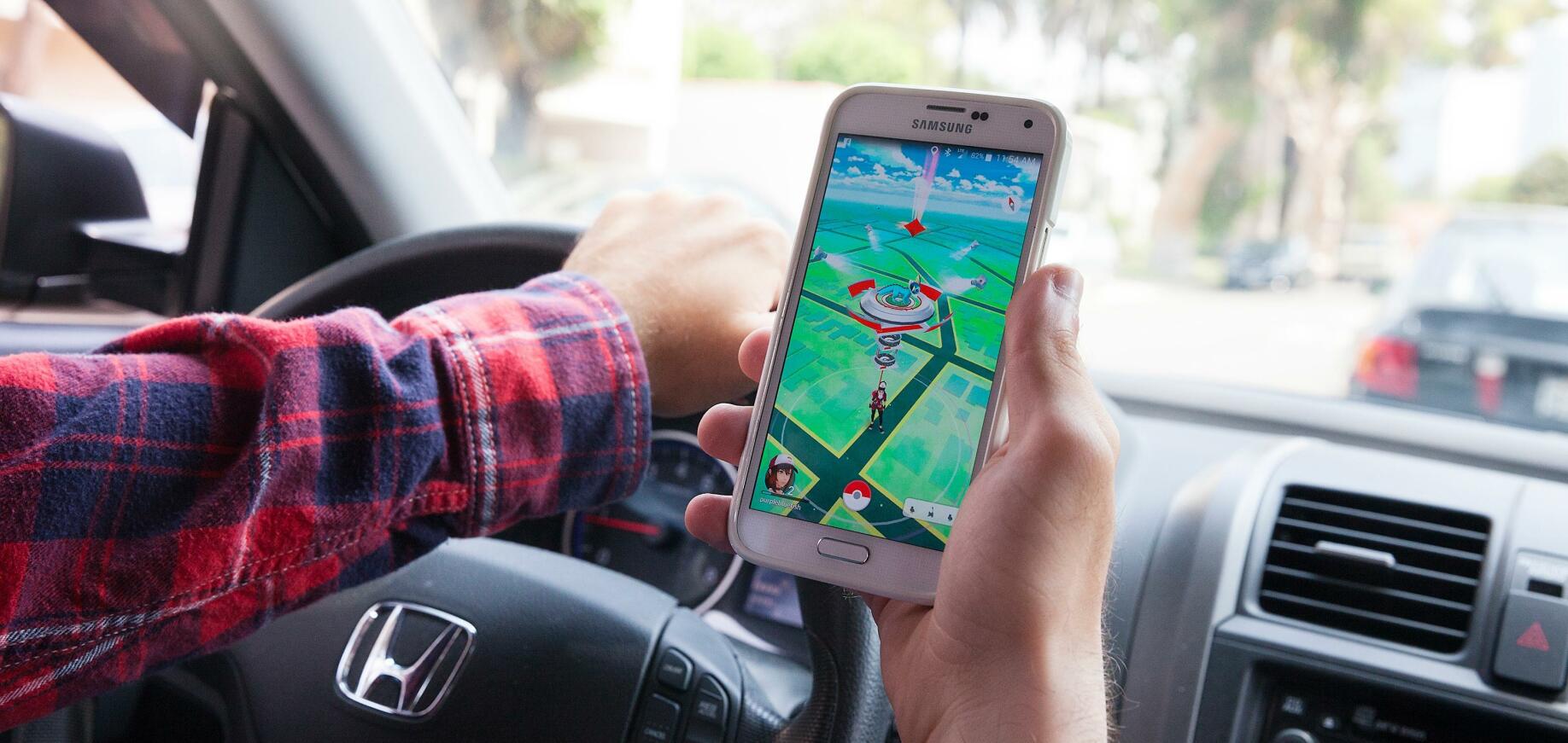 Användaren måste själv "godkänna" att han inte kör när Pokémon Go används i bil... FOTO: Stellalevi/iStockPhoto