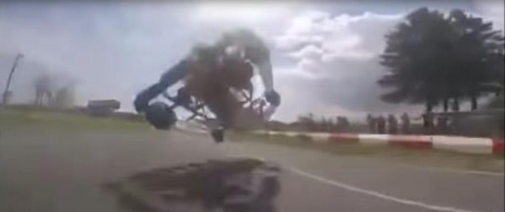 En motorcykelförare utför en stunt på sin motorcykel. (AI text)