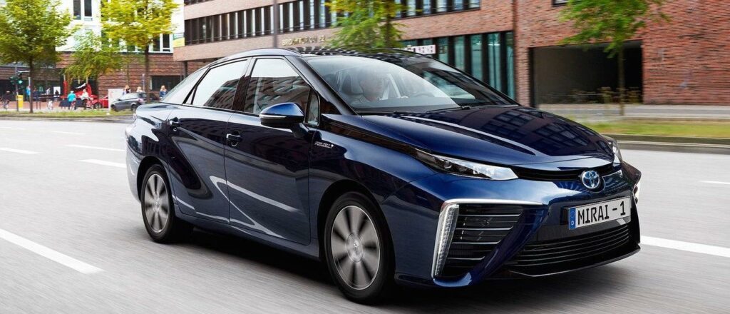 Toyota Mirai tankas med vätgas och genererar elektricitet "ombord", istället för att laddas med ström från en laddstolpe.