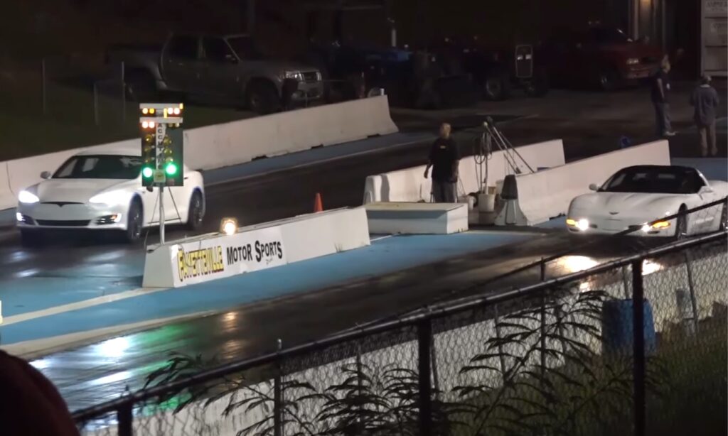 En racebil kör ner på en bana. (AI text)