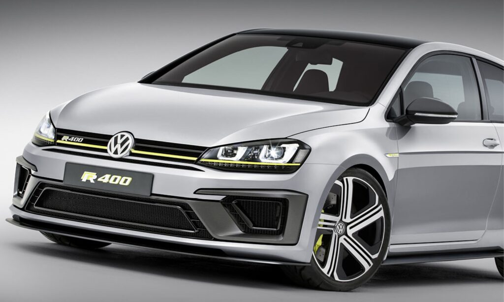 Volkswagen Golf R GTI visas i en studioscen. (AI text)