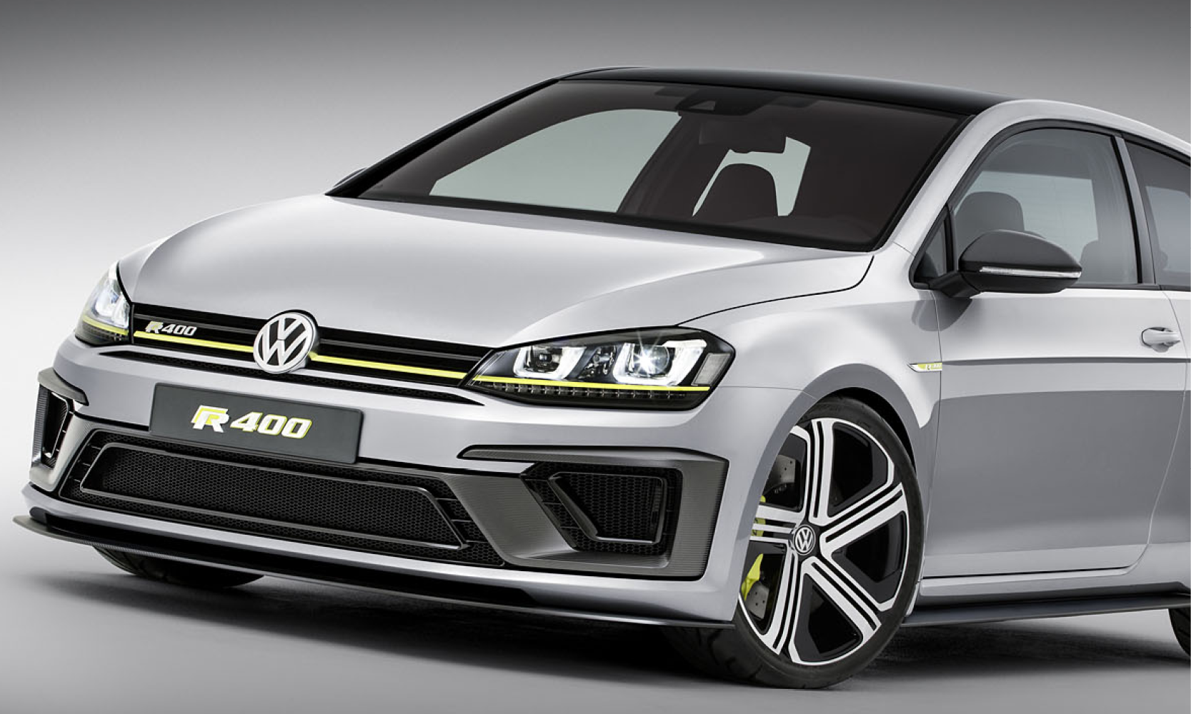 Volkswagen Golf R GTI visas i en studioscen. (AI text)