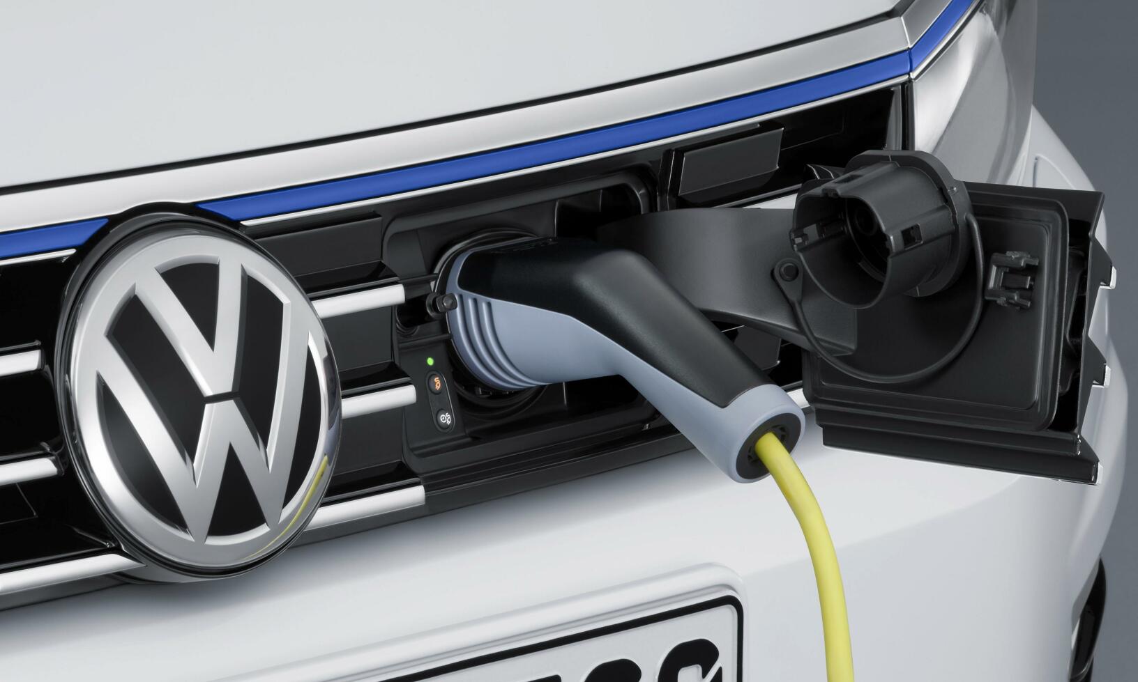 En Volkswagen e EV är uppladdad till en eluttag. (AI text)