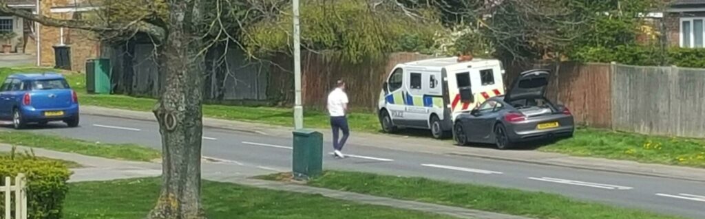 Kristian blockerade den automatiska fartkameran med sin bil och baklucka. FOTO: tekxlol/reddit