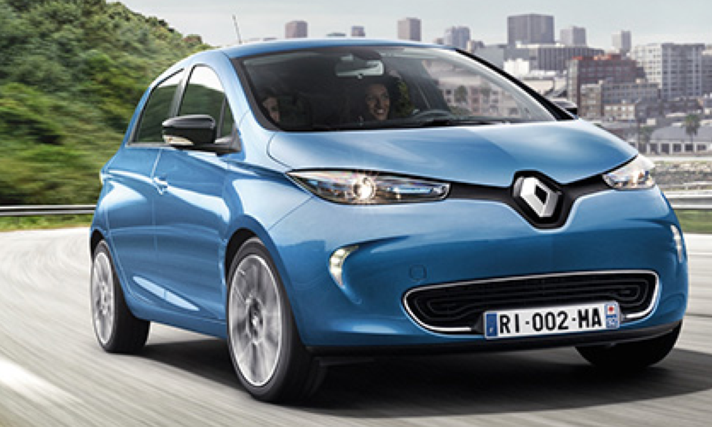 En Renault C1 EV kör på en stadsgata. (AI text)