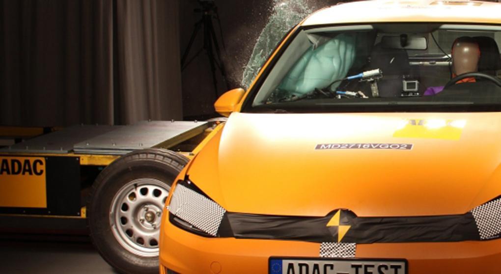 Så långt allt väl: Sidokrockkudden utlöses och skyddar passageraren mot smällen. FOTO: ADAC