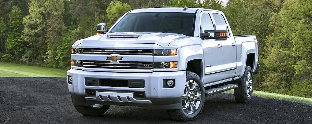 En Chevrolet Silverado parkerad vid en grusväg. (AI text)