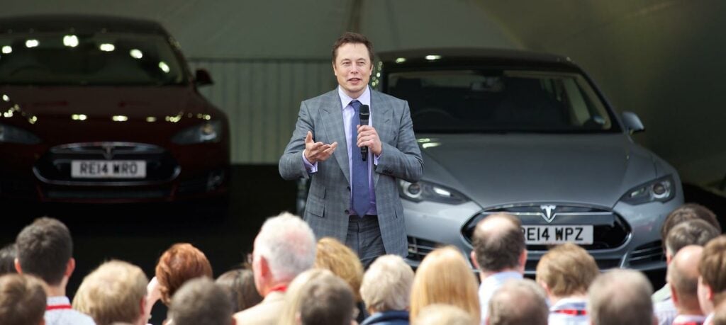 Tesla Model S-bil på lanseringsevent (AI text)