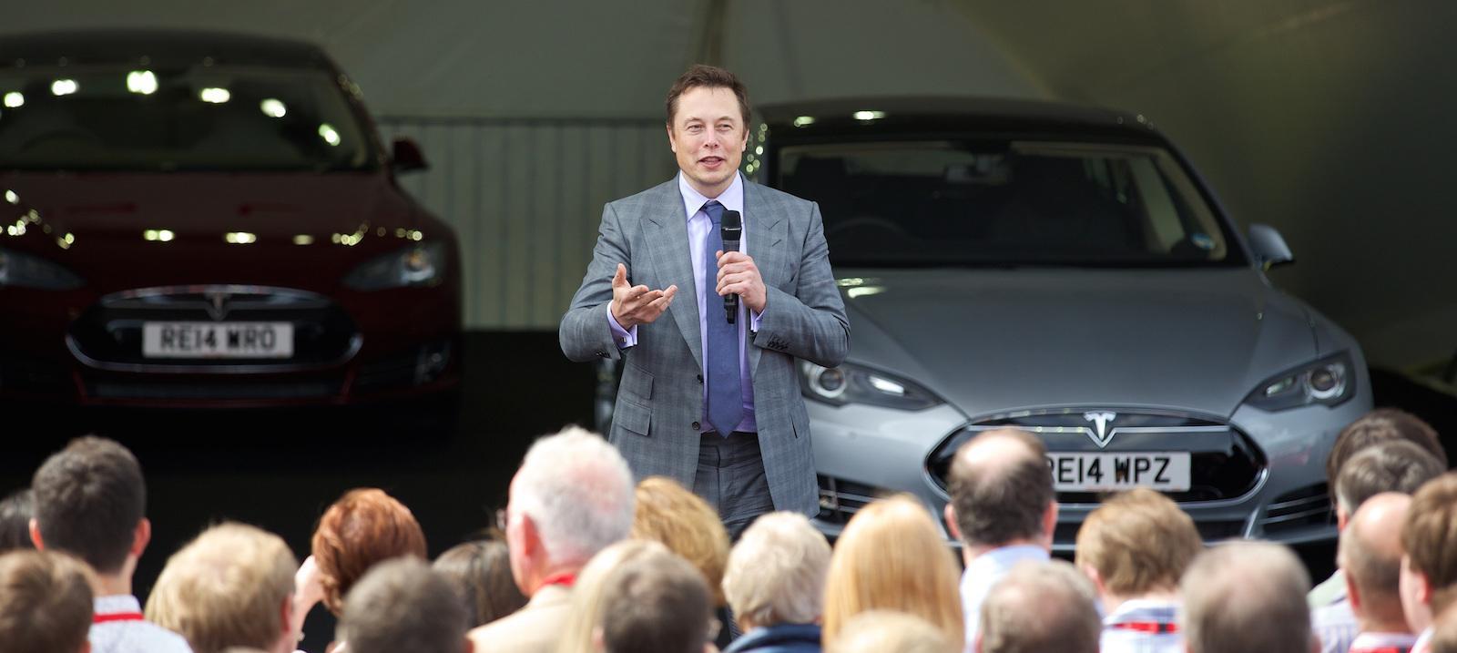 Tesla Model S-bil på lanseringsevent (AI text)