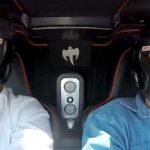 Två män kör i en bil. (AI text)