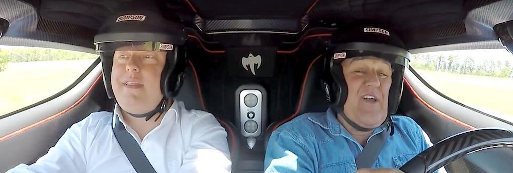 Två män kör i en bil. (AI text)