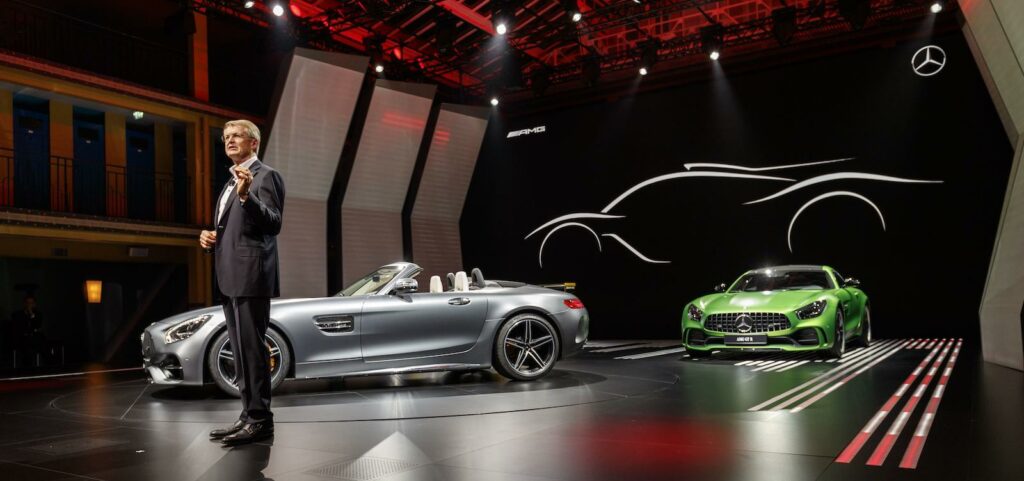 Mercedes-AMG:s sportbil står utställd på lanseringshändelsen för deras sportbilar. (AI text)