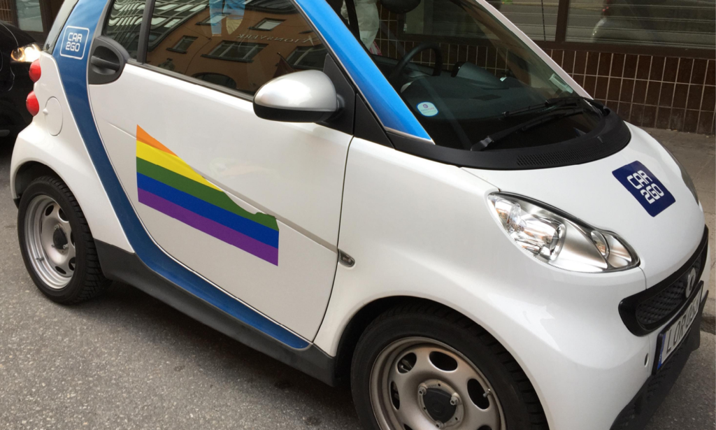 En intelligent bil parkerad på gatan (AI text)