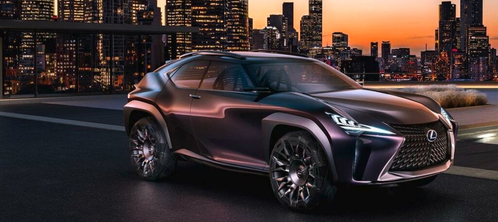 Lexus X-koncept SUV-parkerad framför en stadsskyskrapa (AI text)