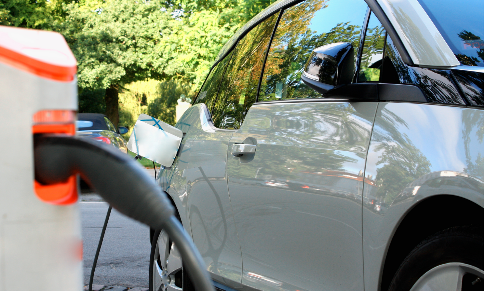 En bil är uppkopplad till en elladdare. (AI text)