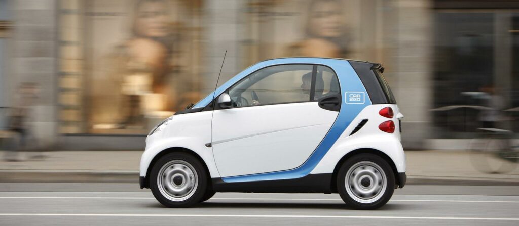 En intelligenta bil kör ner gatan. (AI text)