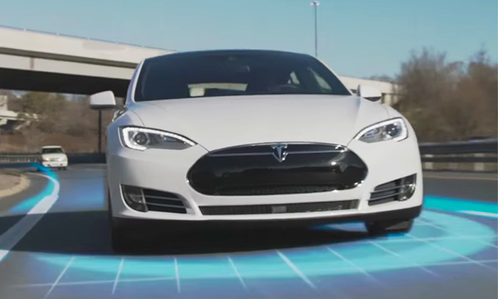 En Tesla Model S kör på en motorväg. (AI text)