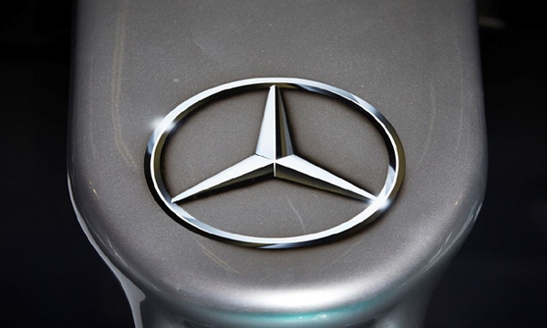 Mercedes-Benz-logotypen på huven av en bil (AI text)