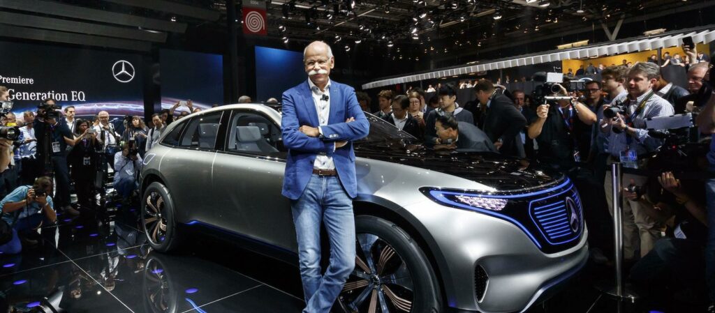 En man står bredvid en Mercedes E. (AI text)