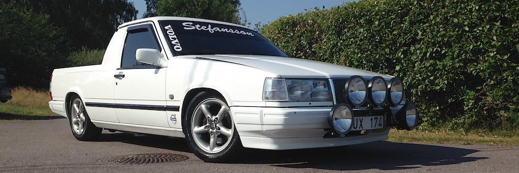 En vit lastbil står parkerad vid vägen. (AI text)